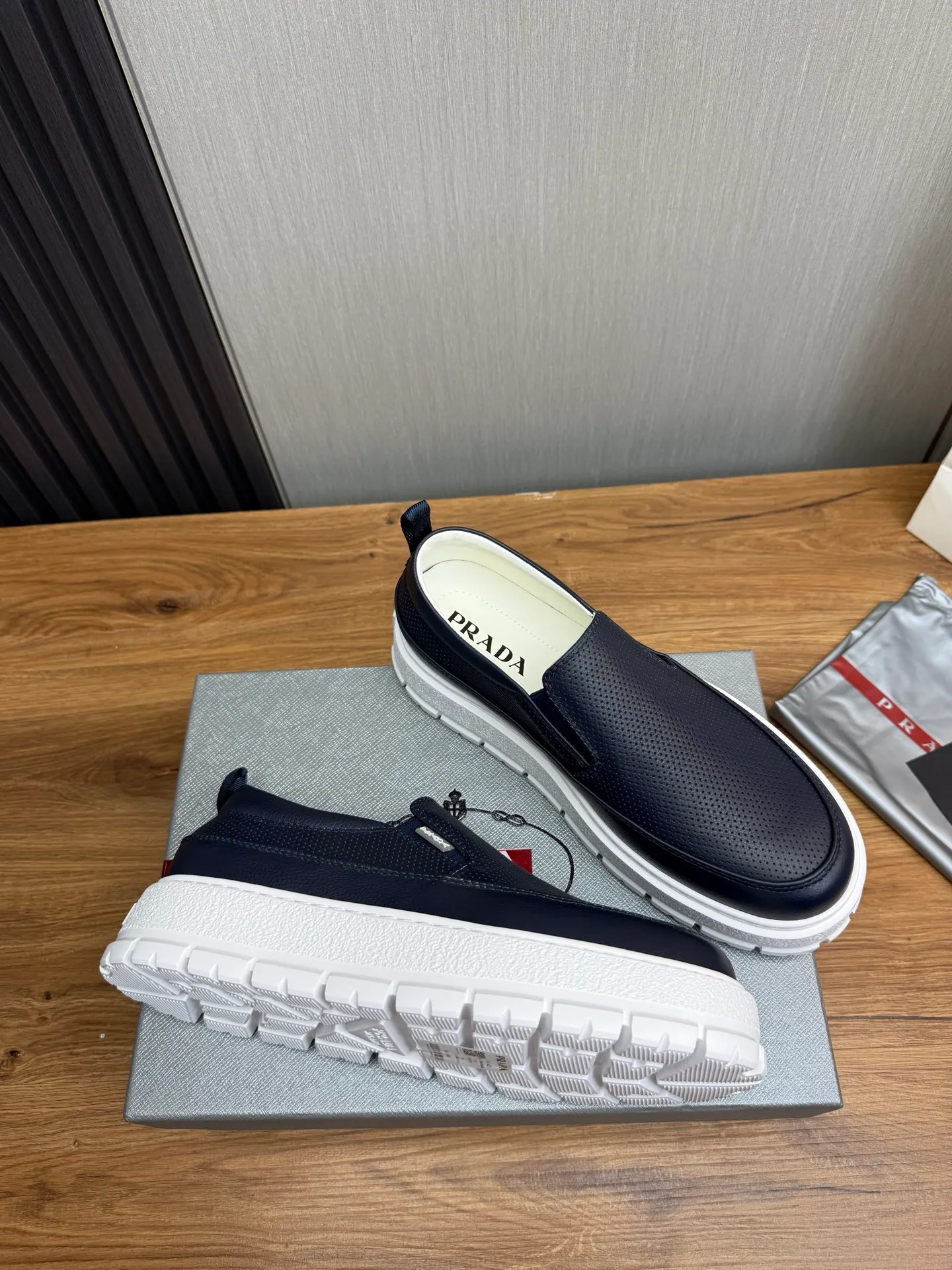 Men's shoes 💰580💰 [PRADA] Men's shoes are popular in the counter, official website is synchronized, 1 high-quality shipment ✔️Imported cowhide punching + cowhide lining, 1🆚1 replica, original sole, 38-45 (45 customized, non-refundable)